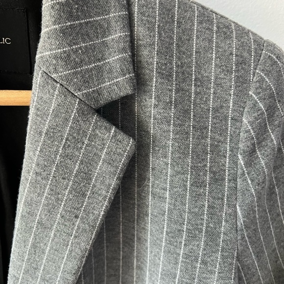 Grey with White Stripes Banana Republic Blazer - Picture 4 of 8